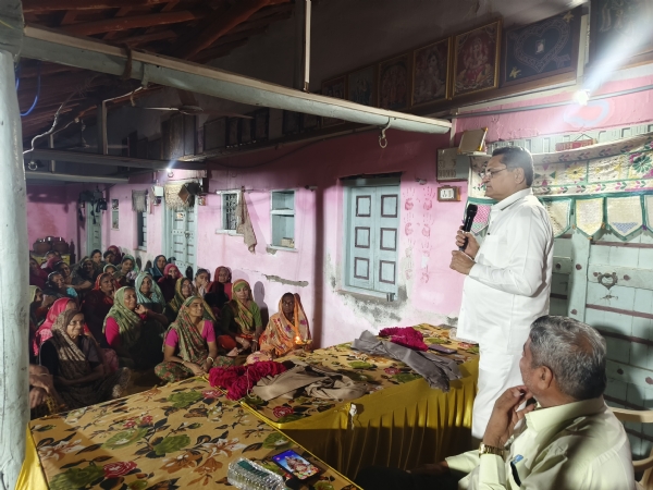 મહિલા મંડળની બેઠક યોજવામાં આવી