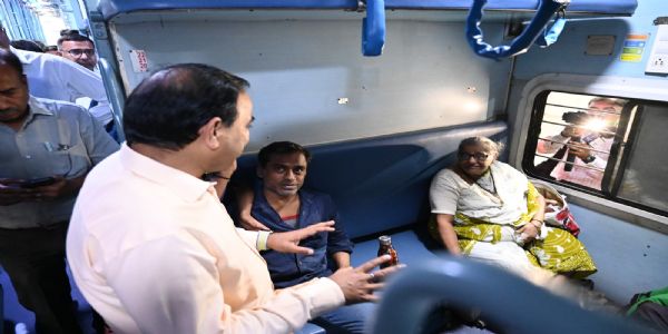 ભાવનગર મંડળના મંડળ રેલવે પ્રબંધક દિનેશ વર્માએ ભાવનગર ટર્મિનસ ખાતે મુસાફરો સાથે કર્યો જનસંવાદ