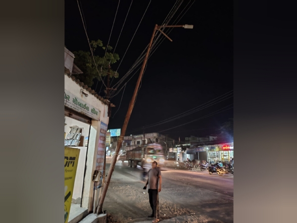 નખત્રાણા વીજપોલ હટાવવાની કામગીરી