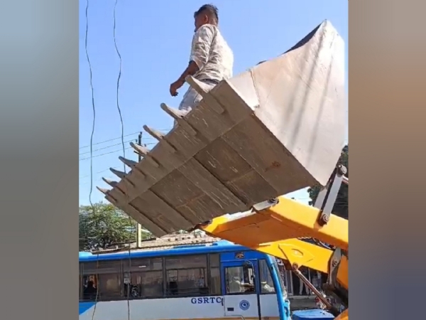 નખત્રાણા વીજપોલ હટાવવાની કામગીરી