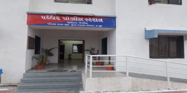 કુકમામાં ગાંજાના જથ્થા પર પોલીસનો દરોડો: 11 પડીકીઓ અને બે કોથળીઓ સહિત ₹42 હજારનો મુદ્દામાલ જપ્ત
