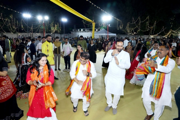 સાવરકુંડલાના પીળા પતંગિયા શરદ ઉત્સવમાં રાસ-ગરબાની રમઝટ! રાજ્યમંત્રી કૌશિકભાઈ વેકરિયા, ધારાસભ્ય મહેશભાઈ સાથે જાનકીબેને પણ ગરબે ઘૂમ્યા સાવરકુંડલાના પીળા પતંગિયા શરદ ઉત્સવમાં રાસ-ગરબાની રમઝટ! રાજ્યમંત્રી કૌશિકભાઈ વેકરિયા, ધારાસભ્ય મહેશભાઈ સાથે જાનકીબેને પણ ગરબે ઘૂમ્યા