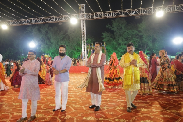 રાસના  રંગે  રંગાયો  પોરબંદર  પોલીસ  પરિવાર.