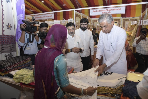 Cabinet Minister Kunwarji Bavaliya inaugurates Sars Mela 2026 at Sabarmati Riverfront