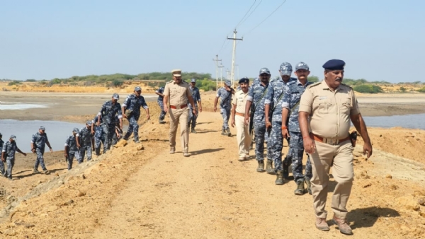 મરીન પોલીસ દ્વારા સઘન કોસ્ટલ પેટ્રોલિંગ હાથ ધરાયું મરીન પોલીસ દ્વારા સઘન કોસ્ટલ પેટ્રોલિંગ હાથ ધરાયું