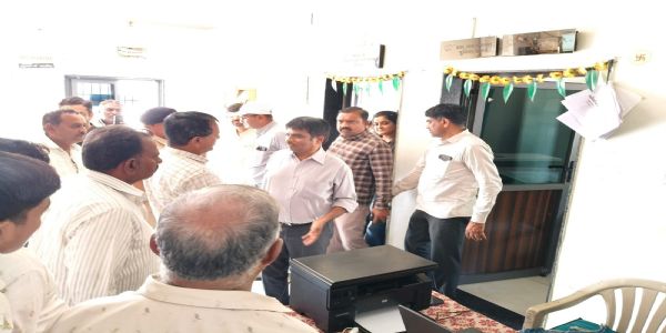 ઢસા ગામ-૧ ગ્રામ પંચાયત ખાતે આયુષ્માન કાર્ડ કેમ્પનું કલેક્ટરે નિરીક્ષણ કર્યું