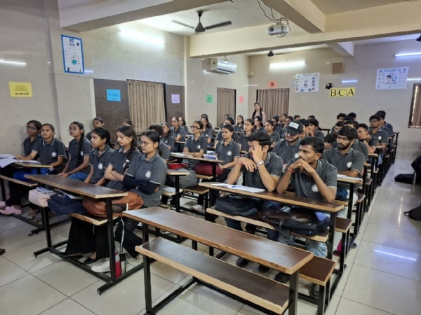 પોરબંદરની  વિવિધ  કોલેજોમાં  મતદાર  યાદી  સુધારણા   અને  મતદાર  જાગૃતિ  કાર્યક્રમ  યોજાયા.