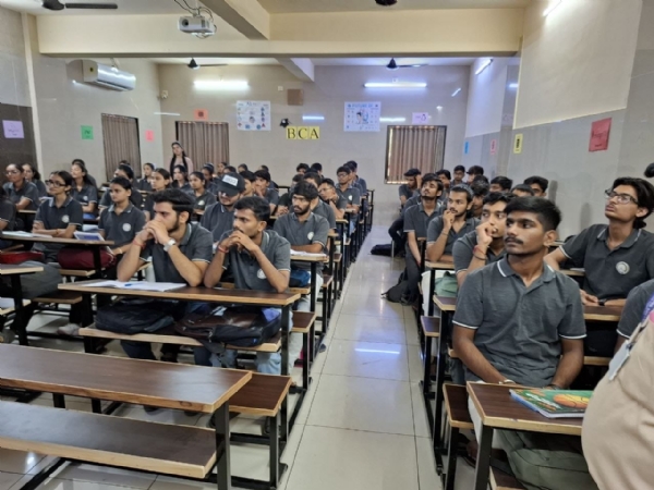 પોરબંદરની  વિવિધ  કોલેજોમાં  મતદાર  યાદી  સુધારણા   અને  મતદાર  જાગૃતિ  કાર્યક્રમ  યોજાયા.