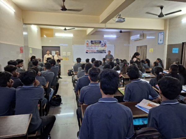 પોરબંદરની  વિવિધ  કોલેજોમાં  મતદાર  યાદી  સુધારણા   અને  મતદાર  જાગૃતિ  કાર્યક્રમ  યોજાયા.