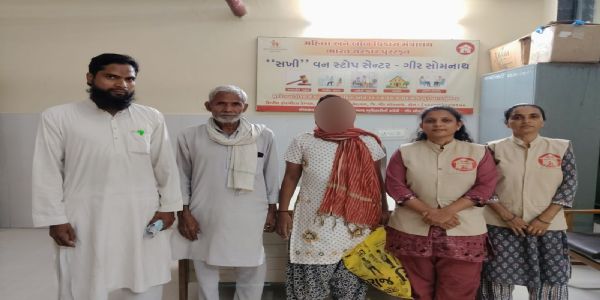 છેલ્લા દોઢ વર્ષ પરિવારથી વિખૂટી પડેલ મહિલાનું સખી વન સ્ટોપ સેન્ટરે પરિવાર સાથે મિલન કરાવ્યું ઉતરાખંડના હરિદ્વારથી ટ્રેન મારફતે સોમનાથ પહોંચી હતી મહિલા