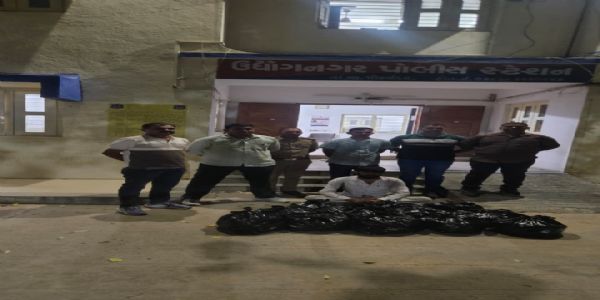 પોરબંદરમાં કારમાંથી વિદેશી દારૂના જથ્થા સાથે શખ્સ ઝડપાયો.