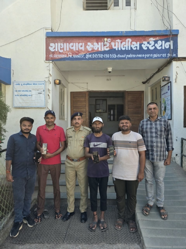 રાણાવાવ  પોલીસે  શોધેલા  ચાર મોબાઇલ  મૂળ  માલિકોને  પરત  કર્યા.
