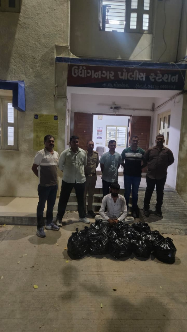 પોરબંદરમાં  કારમાંથી  વિદેશી દારૂના  જથ્થા  સાથે  શખ્સ  ઝડપાયો.