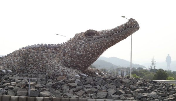 A giant crocodile was created from stones on Gora Bridge