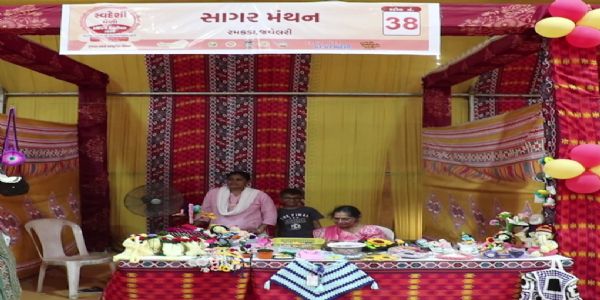 માછીમાર સમાજની મહિલાઓ નવરાશની પળોમાં પોતાની હસ્તકલાથી રોજગારીનું સર્જન કરતી થઇ