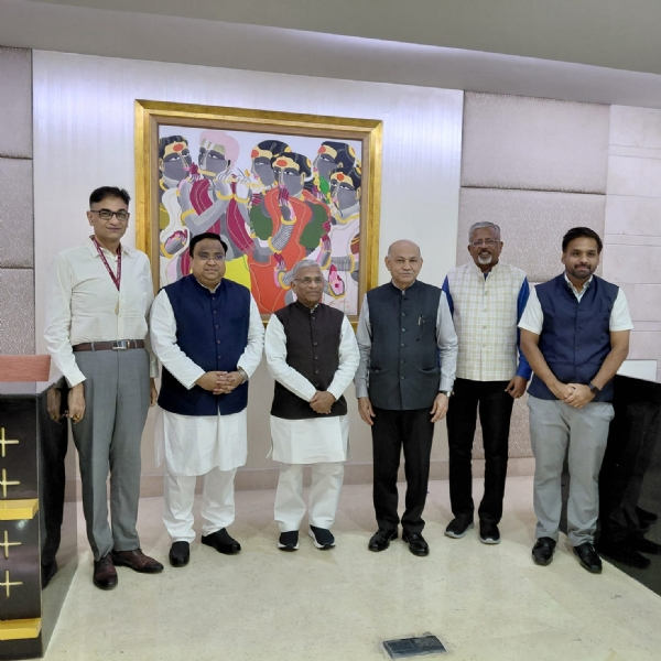 રાજ્યસભાના ઉપસભાપતિ હરિવંશ અને અન્ય લોકો