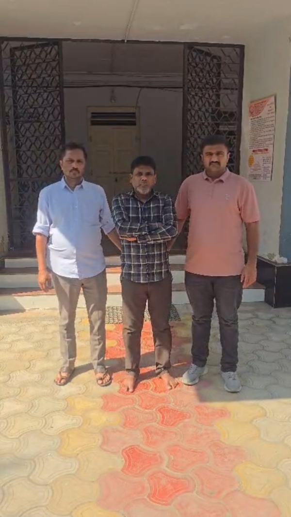 સોનાના દાગીનાની ચોરીના ગુનામાં 26 વર્ષથી ફરાર આરોપી મુંબઈથી ઝડપાયો. સોનાના દાગીનાની ચોરીના ગુનામાં 26 વર્ષથી ફરાર આરોપી મુંબઈથી ઝડપાયો.