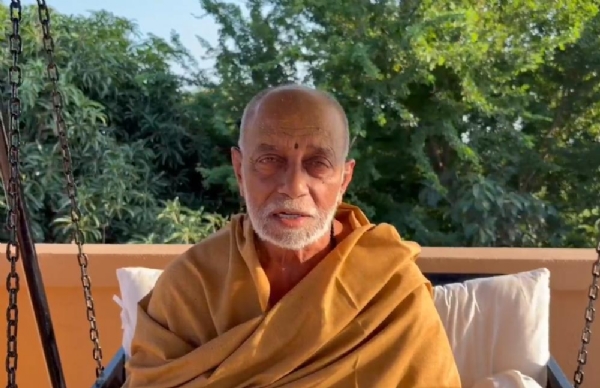 શુભચ્છા આપતા મોરારીબાપુ