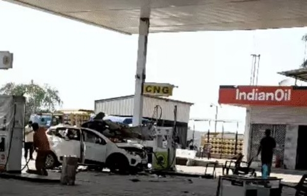 Cylinder blast while filling CNG in car on National Highway-48 in Karjan, car parts blown away