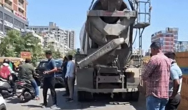 A speeding dumper in Juhapura of the city claimed another life, a youth crossing the road died