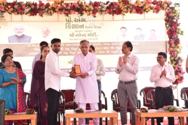 પોરબંદરના  પ્રભારી  મંત્રી કુંવરજી  બાવળિયાના   અધ્યક્ષસ્થાને  રાતિયા  ગામે  જિલ્લા  કક્ષાનો  પીએમ  કિસાન  ઉત્સવ  કાર્યક્રમ  યોજાયો.