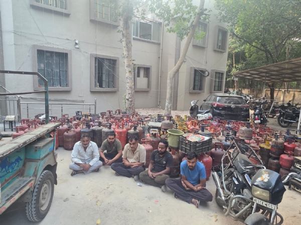 રાજકોટમાં ઝડપાયેલ ગેરકાયદે ગેસ રિફીલિંગ કૌભાંડ