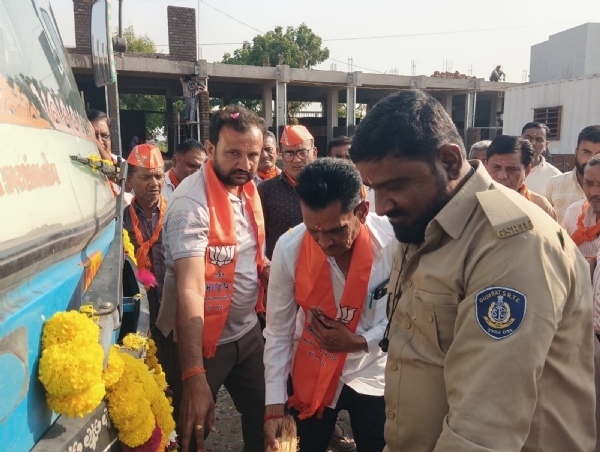 બસ નું લોકાર્પણ કરવામાં આવ્યું બસ નું લોકાર્પણ કરવામાં આવ્યું