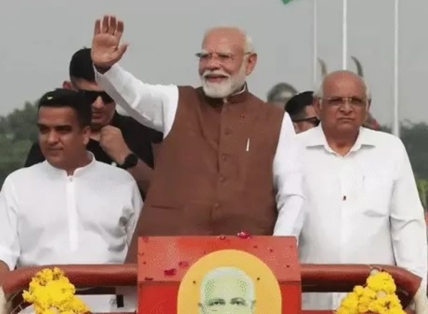 Modi taunts Rahul Gandhi in Bhildi, Banaskantha - People of Banaskantha are already turning plums into gold