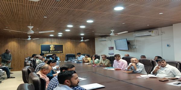 જૂનાગઢ જિલ્લાના પ્રભારી સચિવ દિલીપ રાણાના અધ્યક્ષ સ્થાને સમીક્ષા બેઠક યોજાઈ
