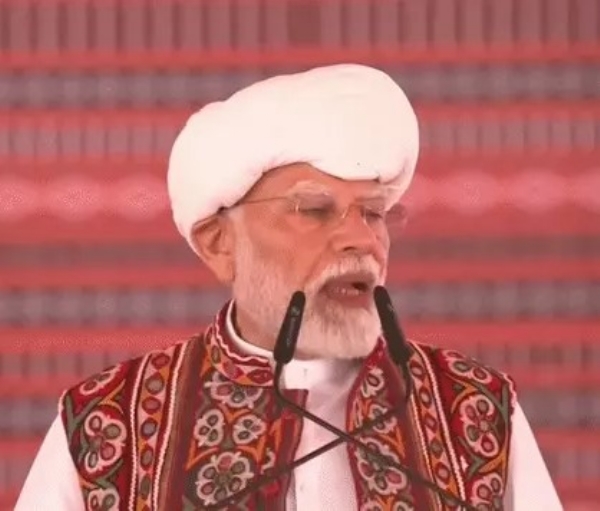 Modi taunts Rahul Gandhi in Bhildi, Banaskantha - People of Banaskantha are already turning plums into gold