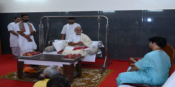 રમેશભાઈ ઓઝાની કથા દરમિયાન બાગેશ્વરધામના પીઠાધીશ ધીરેન્દ્રશાસ્ત્રી સાથે મુલાકાત