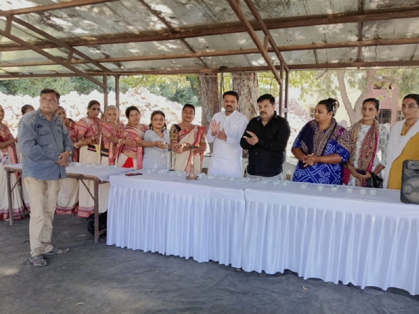 ચણીયાચોળી વિતરણ કરાયું