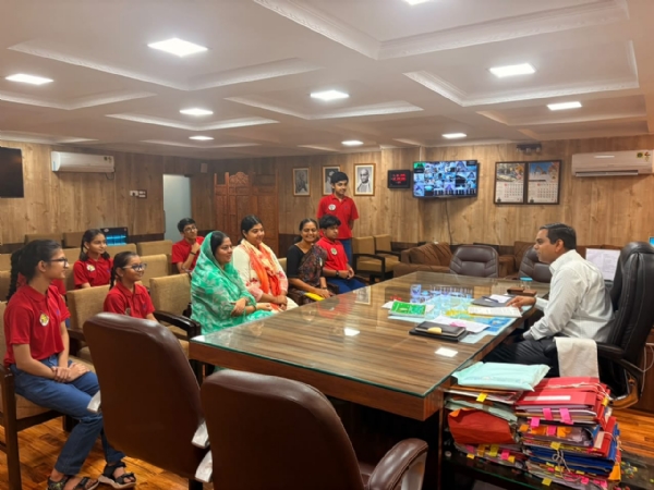 લિટલ સ્ટેપ્સ મોન્ટેસરી સ્કૂલના વિદ્યાર્થીઓ
