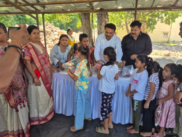 ચણીયાચોળી વિતરણ કરાયું