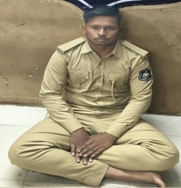 નકલી પોલીસ ની ધરપકડ