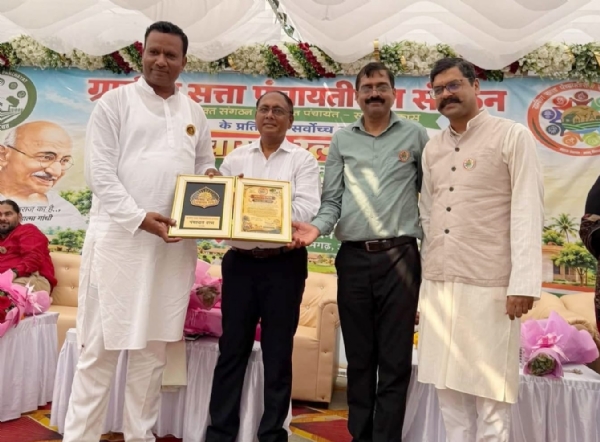 સન્માનિત કરવામાં આવેલ સરપંચ