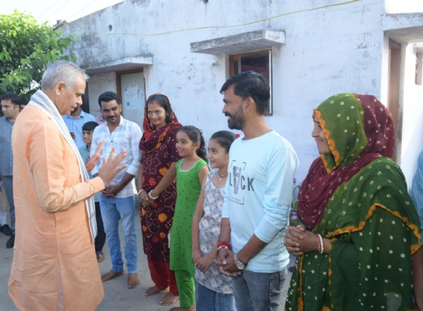 રાજ્યપાલે સામાન્ય પરિવાર સાથે સવારનો નાસ્તો કર્યો