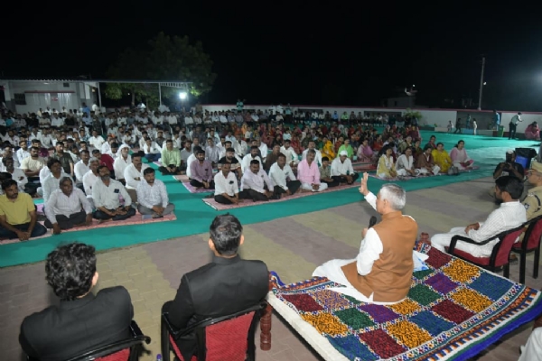 રાજ્યપાલે વિરાણીયા ખાતે રાત્રિસભા યોજી