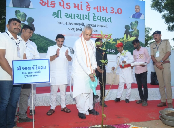 રાજ્યપાલ આચાર્ય દેવવ્રતજીના હસ્તે વૃક્ષારોપણ રાજ્યપાલ આચાર્ય દેવવ્રતજીના હસ્તે વૃક્ષારોપણ