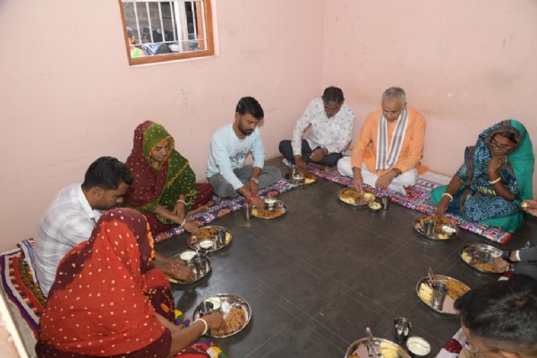 રાજ્યપાલે સામાન્ય પરિવાર સાથે સવારનો નાસ્તો કર્યો