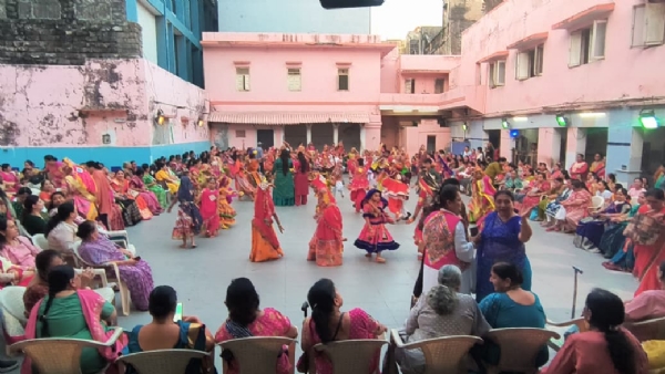 પોરબંદર  સખી  ક્લબ  દ્વારા  આયોજીત ‘વેલકમ નવરાત્રી’માં રાસની રમઝટ.