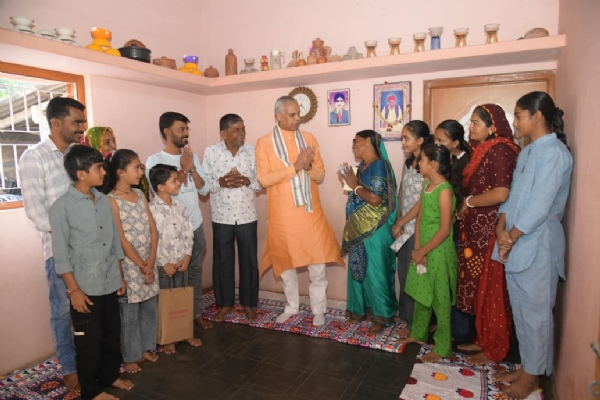 રાજ્યપાલે સામાન્ય પરિવાર સાથે સવારનો નાસ્તો કર્યો