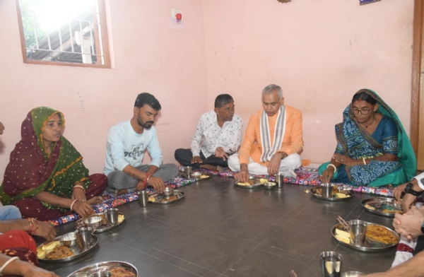 રાજ્યપાલે સામાન્ય પરિવાર સાથે સવારનો નાસ્તો કર્યો