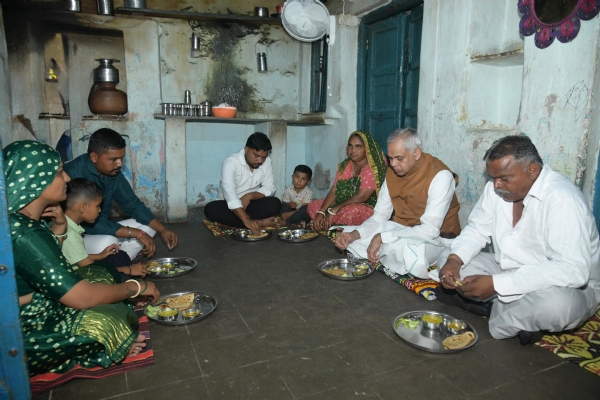 અનુસૂચિત જાતિ પરિવારના ઘરે સાદા ભોજન
