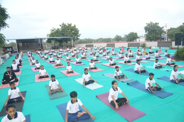 વિરાણીયા શાળામાં યોગાભ્યાસ કરાવતા રાજ્યપાલશ્રી
