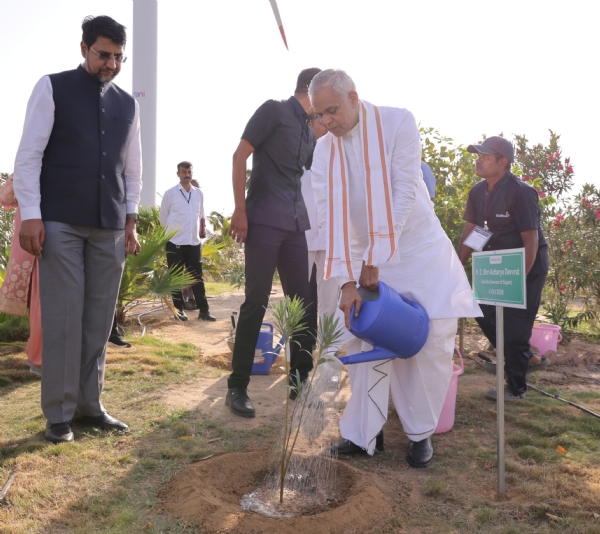 રિન્યુએબલ એનર્જી પાર્કની ગુજરાતના રાજ્યપાલ આચાર્ય દેવવ્રતજીએ મુલાકાત