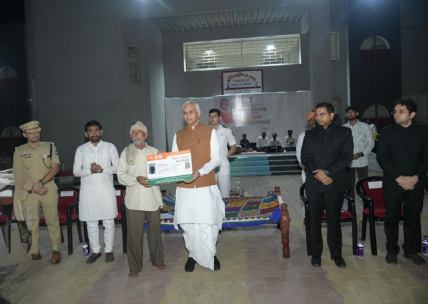 રાજ્યપાલે વિરાણીયા ખાતે રાત્રિસભા યોજી