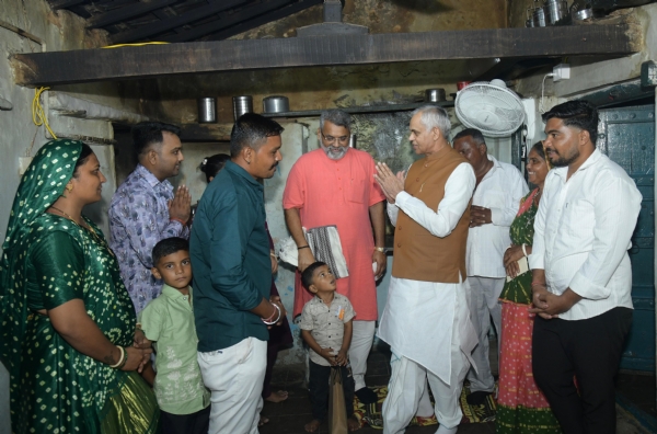 અનુસૂચિત જાતિ પરિવારના ઘરે સાદા ભોજન