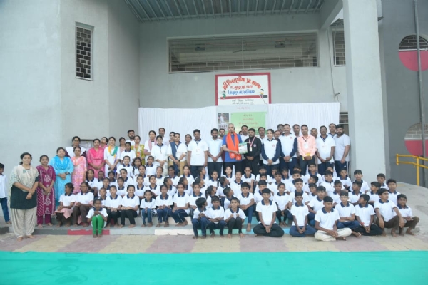 વિરાણીયા શાળામાં યોગાભ્યાસ કરાવતા રાજ્યપાલશ્રી