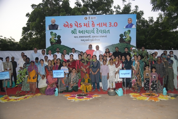 રાજ્યપાલ આચાર્ય દેવવ્રતજીના હસ્તે વૃક્ષારોપણ રાજ્યપાલ આચાર્ય દેવવ્રતજીના હસ્તે વૃક્ષારોપણ